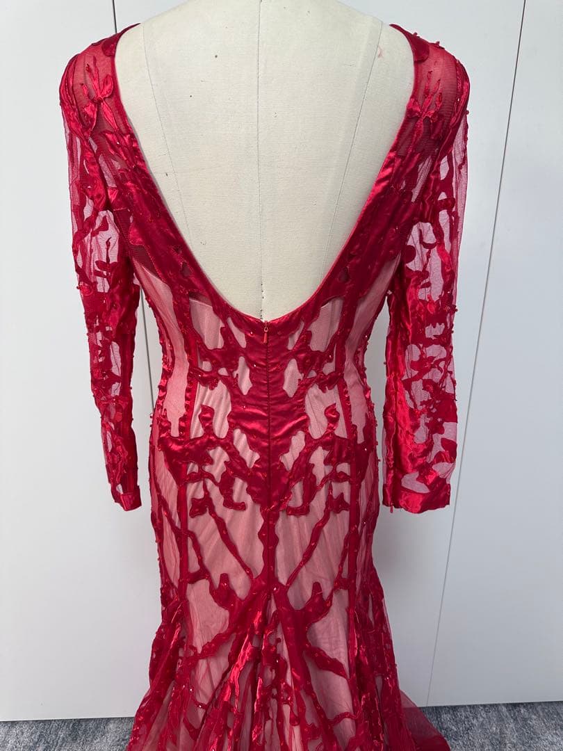 赤い刺繍入りパーティードレス