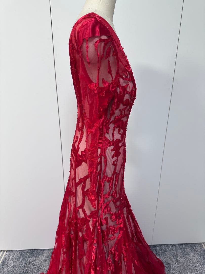 赤い刺繍入りパーティードレス