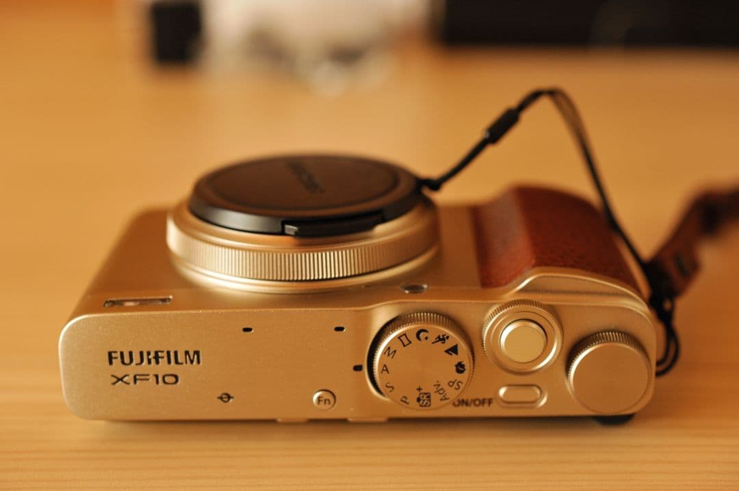 美品　富士フィルム　XF10　シャンパンゴールド（元箱付き）