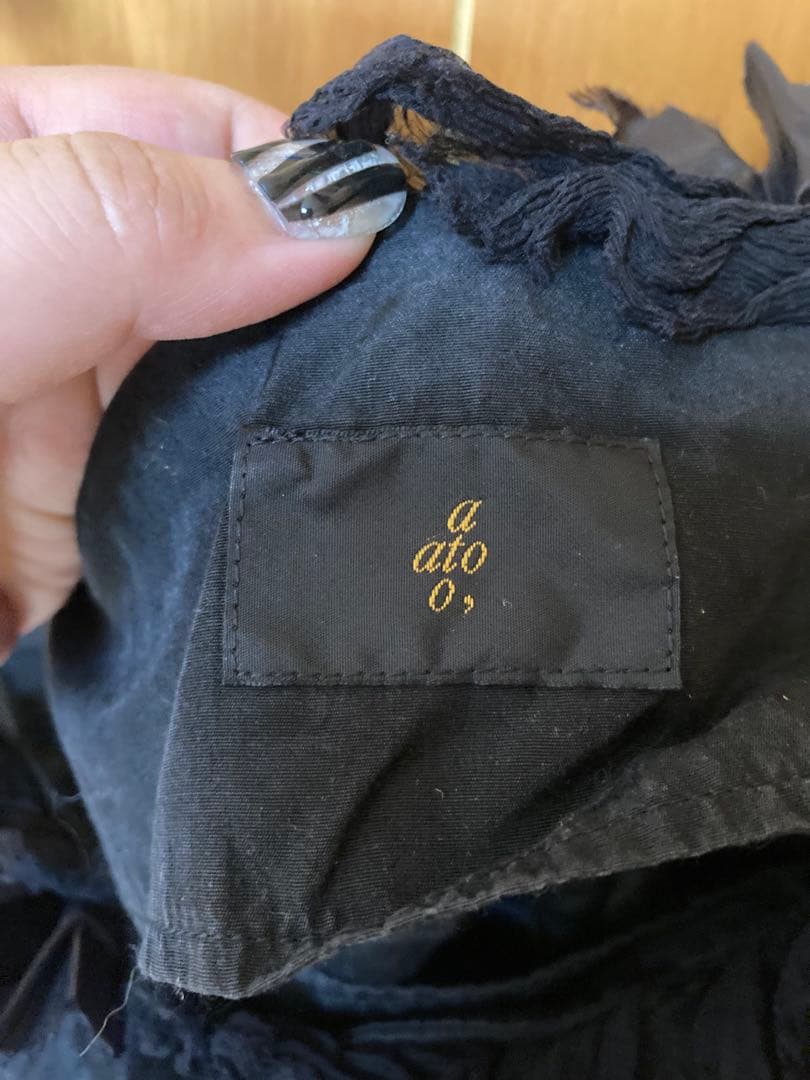 ato アトウブラック フリルキャミソール