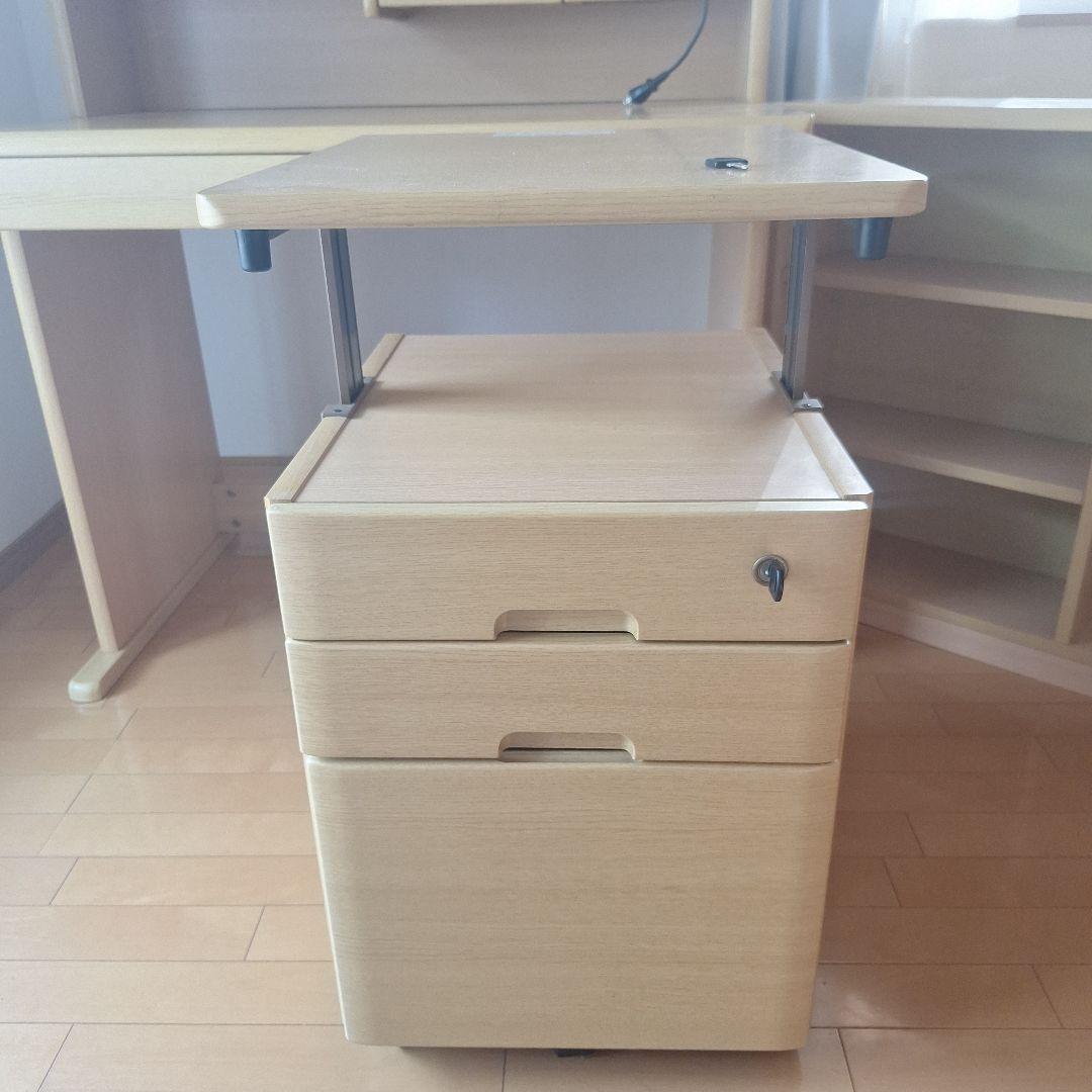 ナチュラルデザインの学習机 　　　　椅子なし