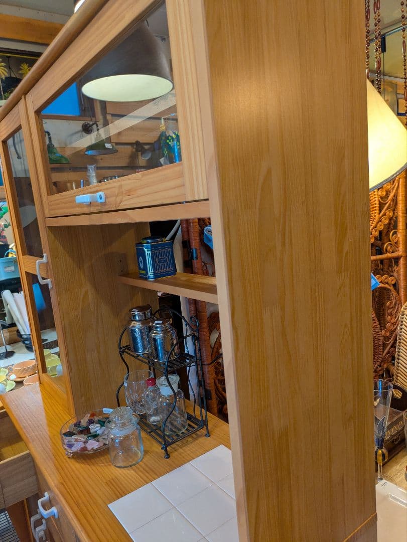 モモナチュラル 木製食器棚 ガラスドア付き タイル天板 廃盤品