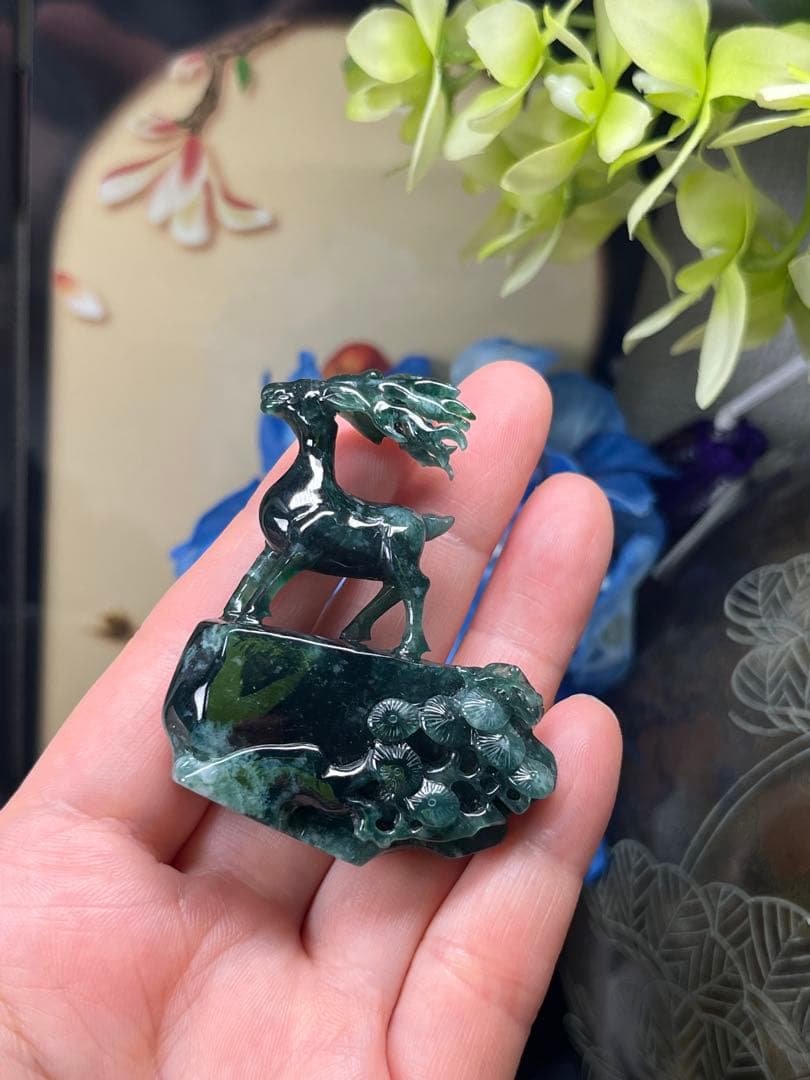 コレクション品❣️新入荷❣️天然A貨翡翠　原石刻み精巧なエゾシカ　鑑定書付き