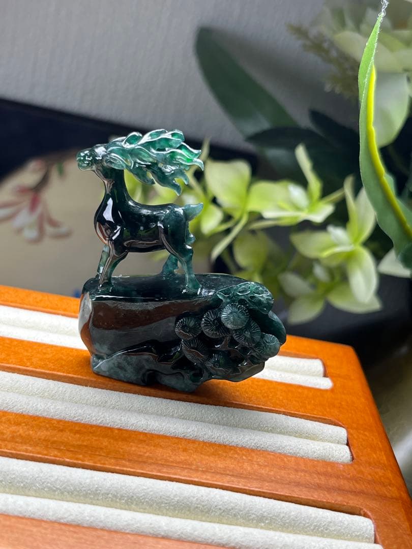 コレクション品❣️新入荷❣️天然A貨翡翠　原石刻み精巧なエゾシカ　鑑定書付き