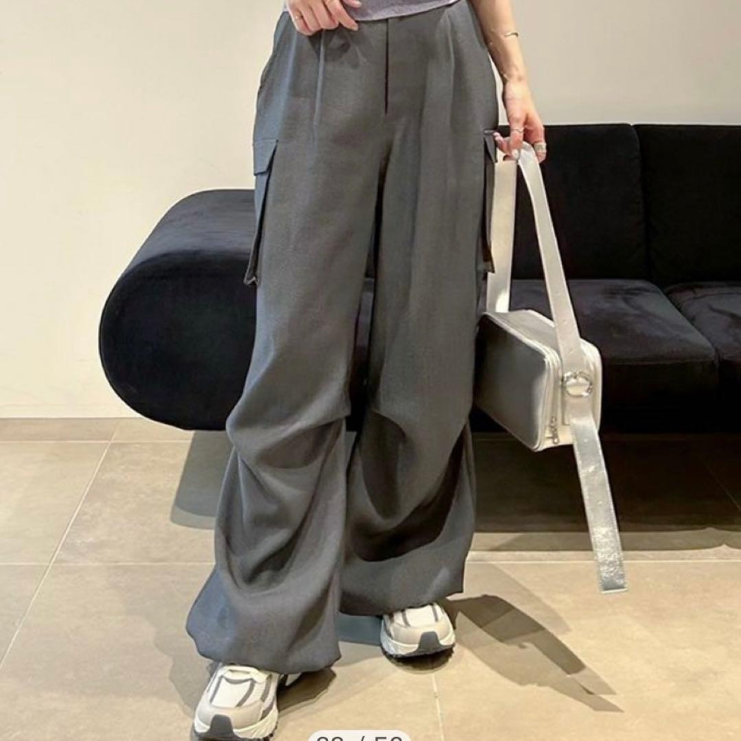 emmi / タックドロストフォルムカーゴパンツ