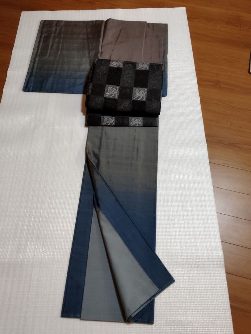 大島紬　未使用しつけ付き　織柄グラデーション