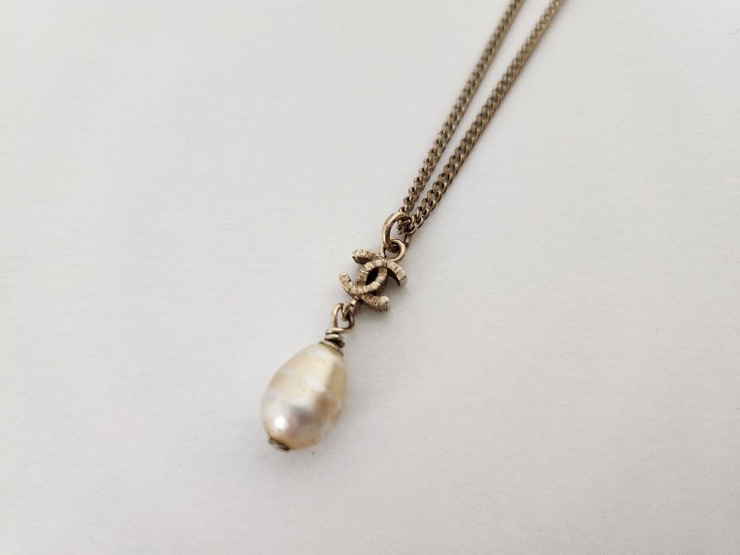 CHANELシャネル パール ロゴチャーム ネックレス