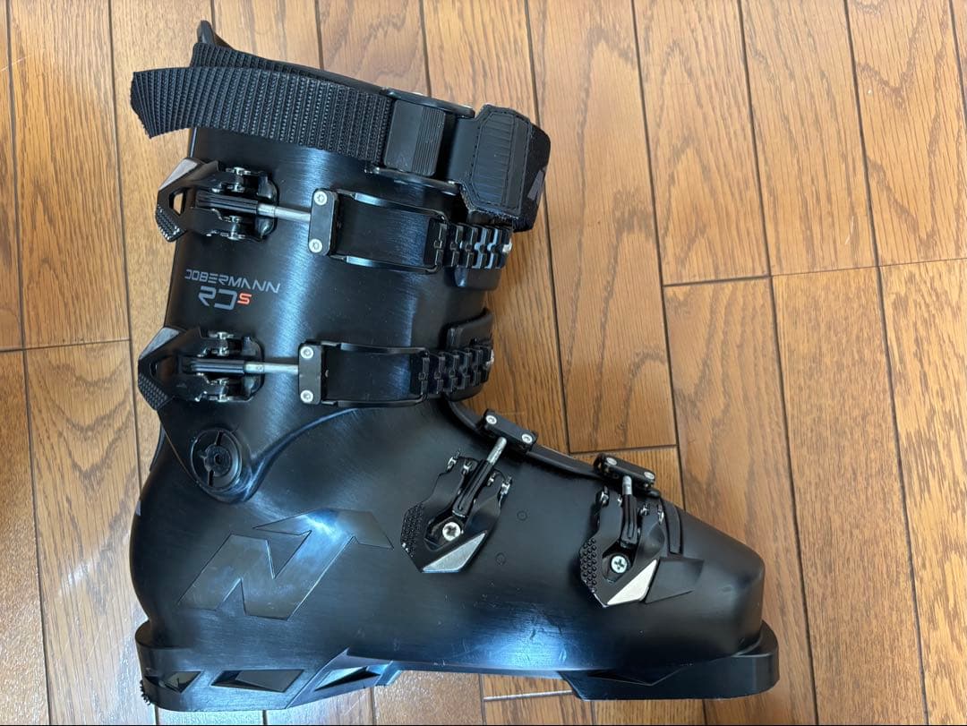 Nordica DOBERMANN 5 RD Sのブラックスキーシューズ。