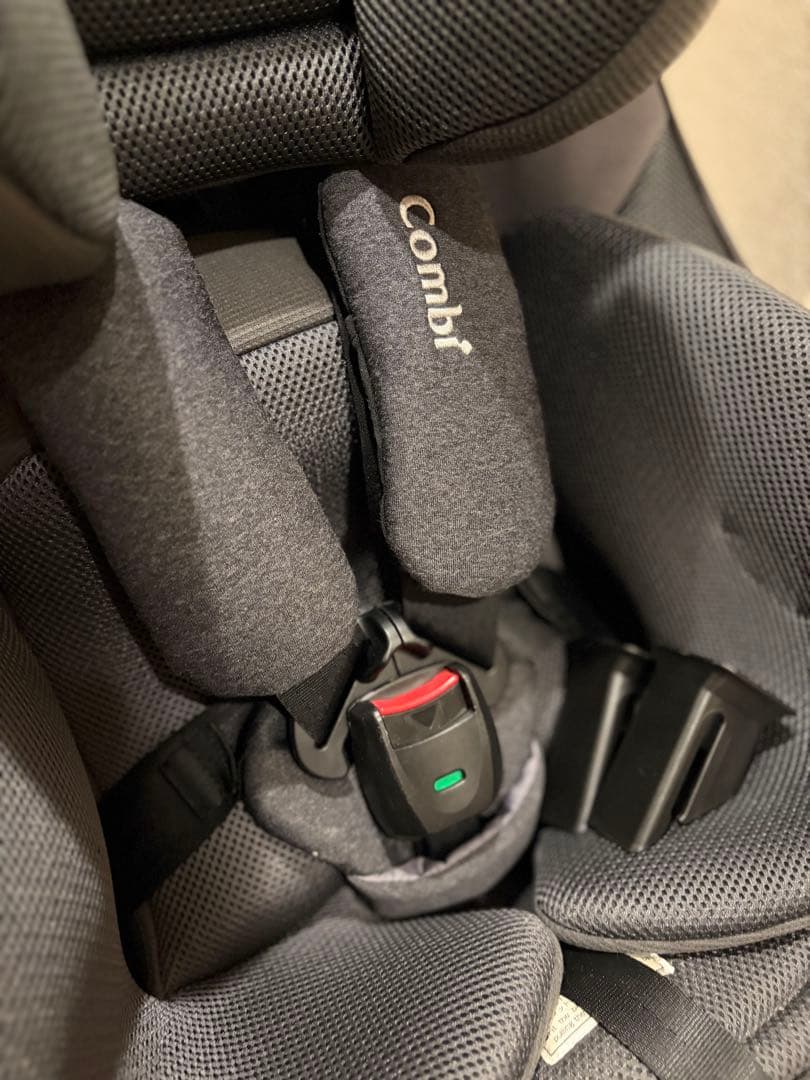 Combi チャイルドシート　クルムーヴアドバンス　　ISOFIX
