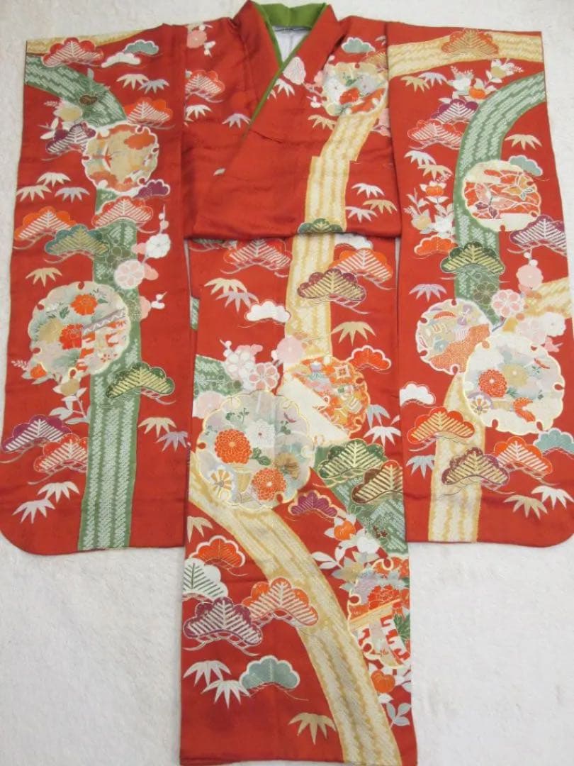 本加工☆朱赤☆絞り金駒刺繍振り口付き振袖