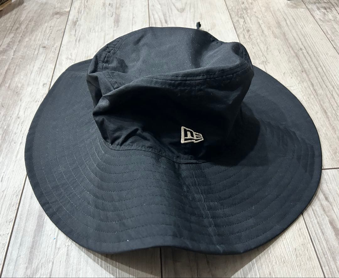emmi × NEW ERA ewcアドベンチャーハット