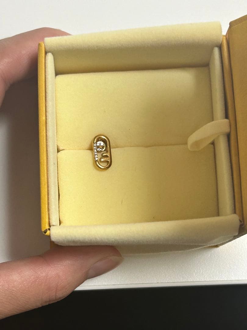 まるまめ様専　FENDI ゴールド ロゴ ピアス(片耳用)