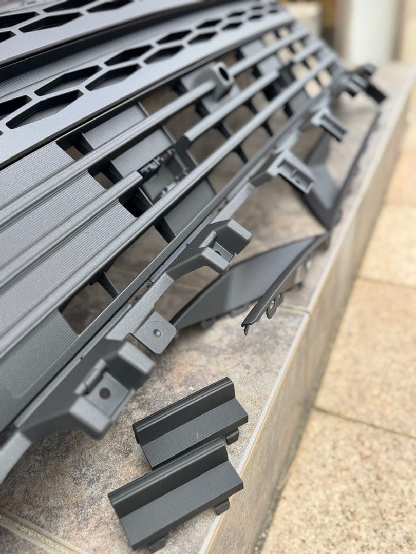 ②デリカd5 グリル　リア　ロアバンパー　ラプターライナー塗装