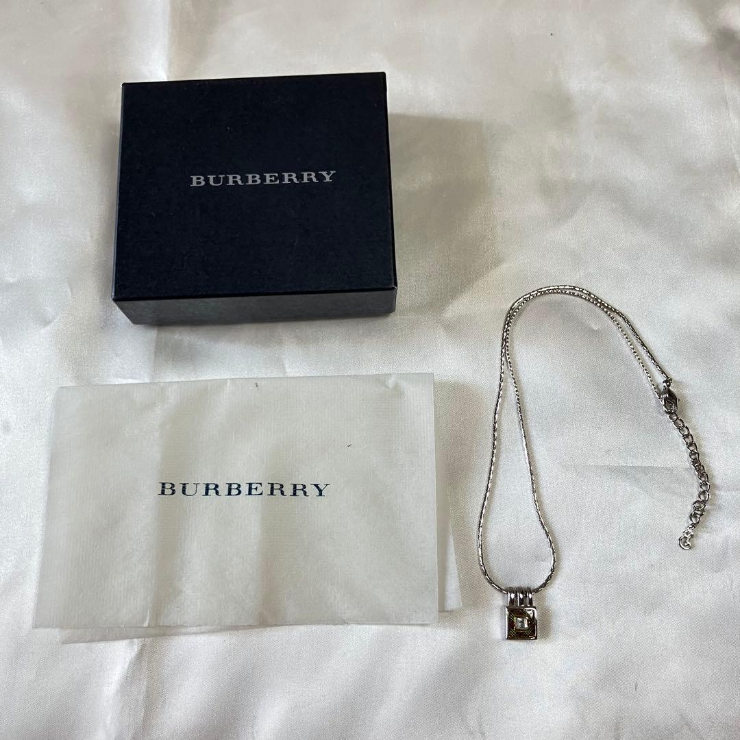 バーバリー スクエア チェック ネックレス シルバー ストーン